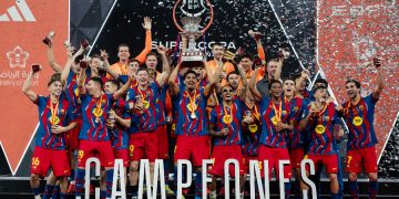 Les joueurs du Barça avec la Supercoupe d'Espagne
