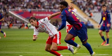 Alejandro Balde (à d.) face à Gérone