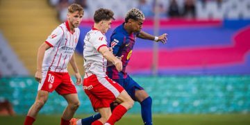 Lamine Yamal (à d.) face à Gérone